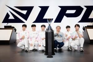 最暖心合照！BLG全員為矮小觀眾蹲下，粉絲：從西安趕來值了