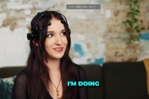 外網(wǎng)女主播讓別人用游戲手柄控制自己結(jié)果被刺激到不能走直線