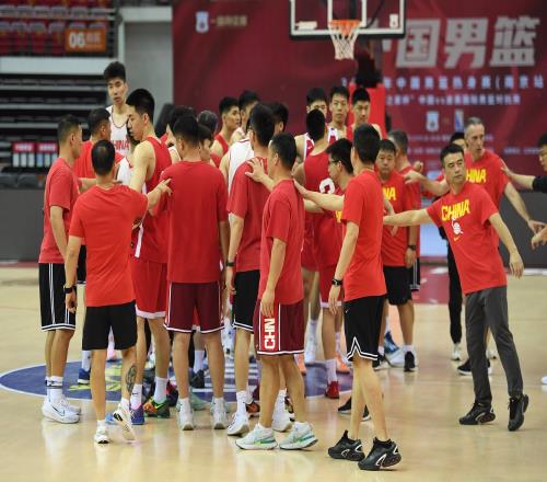 探長：中國男籃已順利抵達沙特吉達完成了在當(dāng)?shù)氐氖滋糜?xùn)練課