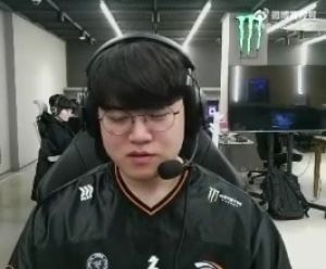 雙C有人沒得吃！Zeka自稱很餓Gumayusi：剛吃了兩個漢堡很飽