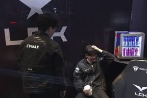 這是咋了DK第三局獲勝后輔助Career場間在教練CvMax面前失聲痛哭