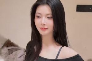 互動(dòng)影游人物“浩浩媽”飾演者更新視頻：短褲灰絲眼神拉絲