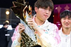 官方認(rèn)證！LOL官方分享Bin捧杯照：世界第一上單