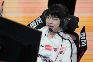 不是哥們你輸出呢Hope數(shù)據(jù)亮眼但關(guān)鍵團再度疲軟走位失誤連續(xù)空技能