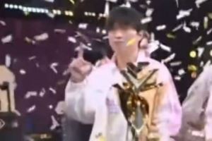 真世一上！Bin面對鏡頭做出1的手勢隨后捧起獎杯