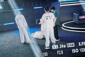 TES王者：書源調(diào)試過程中不慎摔倒賽前活動更換為小小飛