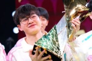 LOL官推分享Xun捧杯照：重回BLG幫助隊(duì)伍贏得首個(gè)國際賽冠軍