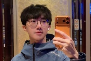 zzr曬照：你在問我嗎我上身李寧萬龍甲手上是iPhone17ProMax