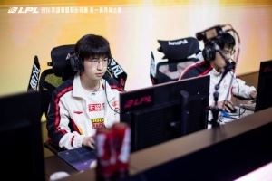 網(wǎng)友吐槽ELK多次私聯(lián)女粉絲：他有幾個(gè)國(guó)服好妹妹啊列表塞的下嗎