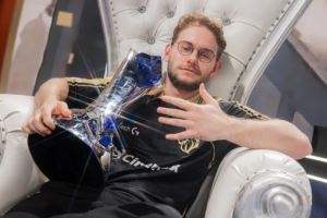 北美野王！Inspired分享捧杯照片并配文：三連冠