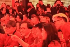 成龍與《鏢人》劇組合照！成龍李連杰吳京一眾武打巨星齊同框