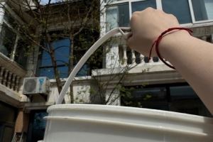 主持人十月分享生活照片：白天曬曬太陽晚上喝點小飲料酥服哦