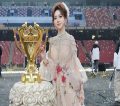 KPL主持靈兒曬賽場(chǎng)返圖：好感動(dòng)我也是在鳥巢當(dāng)過主持人啦！