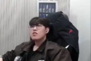 Oner：我覺得產(chǎn)生感情那一刻就算初戀了我的初戀在高中不是單戀