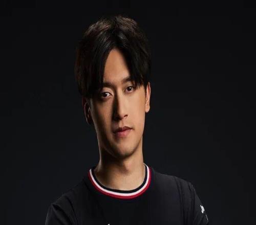 凱迪拉克發(fā)布新賽季首款賽車服，周冠宇上身圖來(lái)了??！