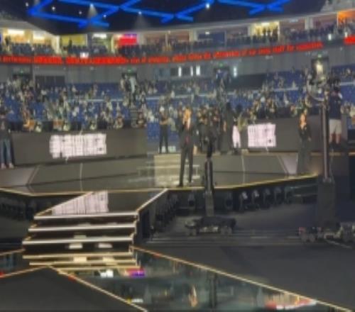 管泽元分享现场照片:解说席距离近到我翻过去就可以站Faker身后