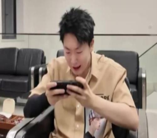 管泽元与Ming合拍视频：最顶级的辅助是站在你身后加油的人