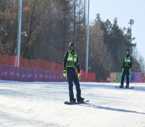 滑雪場上，“雪警”身手矯健