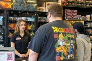 店員傻了！顧客想用自己的女朋友換商店積分：我想買一臺新的PS5