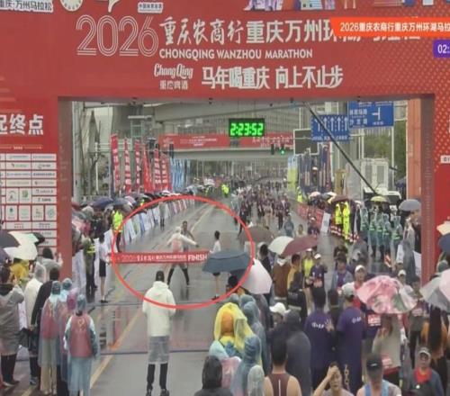 萬州全馬冠軍沖線遭攔截！重慶田協(xié)稱裁判錯(cuò)判，對(duì)其停賽一年