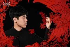 JDG分享GALA新年主題照片：春光隨步至，駿影入云騰