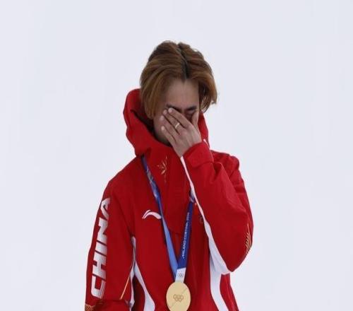 新華社評蘇翊鳴首金：它是鼓舞隊(duì)伍士氣和點(diǎn)燃公眾激情的起點(diǎn)