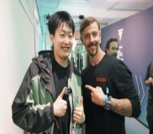 管泽元晒与古蒂合照：发张合影，他换了发型兄弟们还认得出来吗
