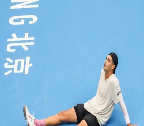 中網(wǎng)男單第二輪：辛納21送蛋擊敗資格賽選手阿特瑪納，躋身八強