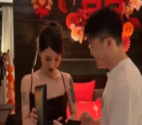 网友议Uzi购180万钻石项链送奥咪咪:黑子看完都觉得乌兹罪不至此