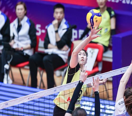 兩戰(zhàn)轟47分奪牌！中國女排19歲扣高3米15新星崛起：追趕李盈瑩