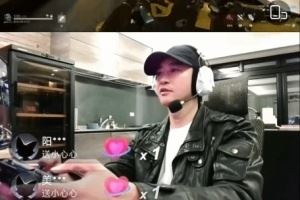 51歲何潤東直播《三角洲》火了！全程手柄操作引熱議