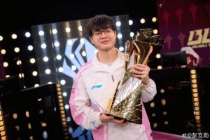 奪得先鋒賽冠軍后，Xun社媒分享自己賽后捧杯照