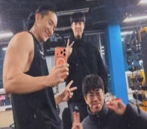 Kanavi分享健身視頻：最近健身非常努力！Forarealman！