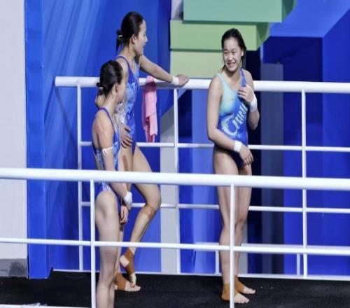 全紅嬋、陳芋汐輕松備戰(zhàn)十五運會女子雙人10米臺決賽