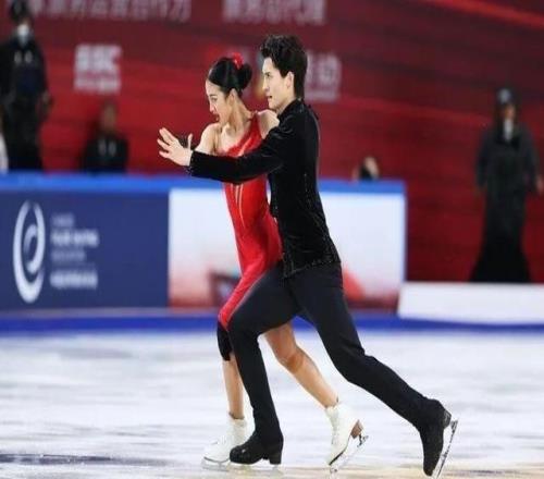 离谱!一个玩偶让美联社破防了中国花滑选手遭调查