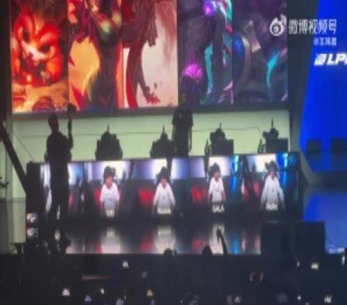 场馆被点燃！媒体人：IG赢下的时候整个场馆都在欢呼