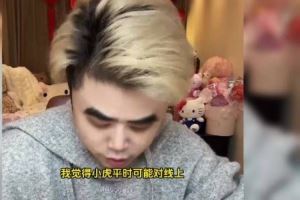 小虎打左手沒落下風(fēng)！朱開：雖然有幾波操作抽象，但還行可圈可點(diǎn)