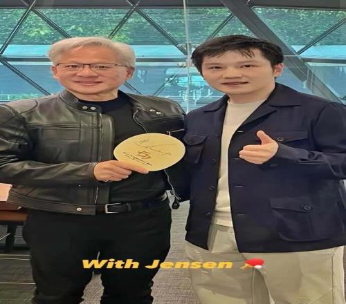 樊振東曬與黃仁勛合照，贈(zèng)送對(duì)方簽名球拍