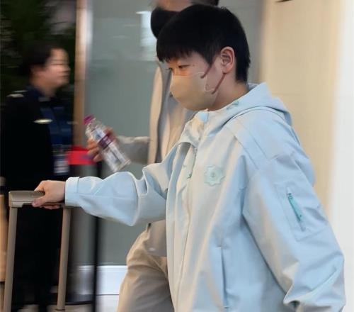 國(guó)乒凱旋曝光！王楚欽彰顯自信，孫穎莎颯爽，回成都備戰(zhàn)世乒賽