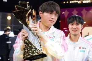 LOL官推分享Bin和Knight兩次捧杯照：先鋒賽和MSI雙料冠軍
