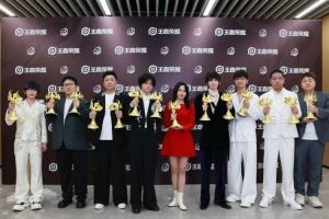 人手獎杯！成都AG曬照：感謝每一個人的付出和努力