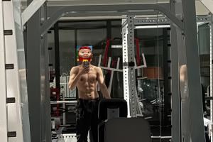 奪冠秀個腹肌Gala生涯第四次殺入LPL決賽此前三進決賽兩次奪冠