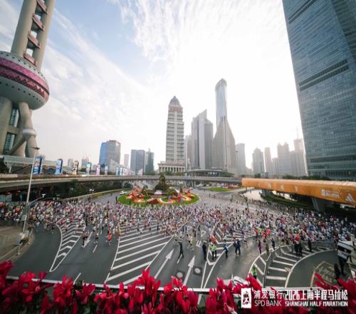 阿迪達(dá)斯持續(xù)護(hù)航上海半程馬拉松，全面賦能跑者賽道新突破