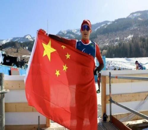 米蘭冬殘奧會(huì)首個(gè)比賽日，國(guó)歌響徹意大利泰塞羅越野滑雪體育場(chǎng)米蘭冬殘奧會(huì)特別報(bào)道