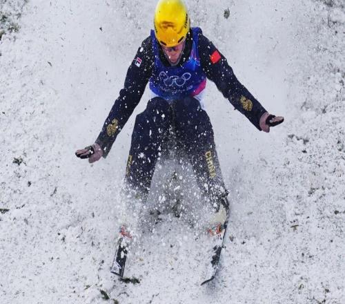 第四金！王心迪斬獲自由式滑雪男子空中技巧金牌！中國冬奧再現(xiàn)金牌夫妻！