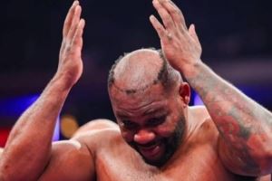 我在一拳超人看過(guò)這段美國(guó)拳手比賽假發(fā)被打飛依舊淡定取勝