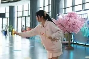 豆瓣網(wǎng)友爆料：根據(jù)種種細(xì)節(jié)，Elk疑似與主持十月在談