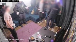 當面NTR國外警察逮捕犯人后當面玩他的游戲