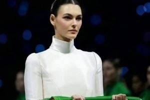 怪不得小李子浪子回頭！冬奧會(huì)開(kāi)幕式萊昂納多超模未婚妻優(yōu)雅現(xiàn)身交接國(guó)旗