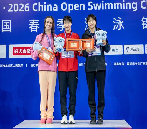 擊敗奧運(yùn)亞軍奪冠！中國(guó)游泳13歲天才少女崛起：還有兩個(gè)沖金點(diǎn)